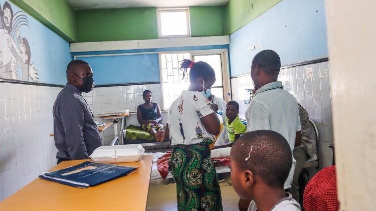 Sacerdotes em serviço pastoral na arquidiocese da Beira oferecem refeição no HCB
