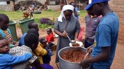 Kinder der Amani-Schule erhalten eine Tagesmahlzeit, eine Mischung aus Mais und Bohnen.