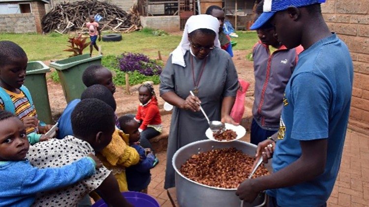 Kinder der Amani-Schule erhalten eine Tagesmahlzeit, eine Mischung aus Mais und Bohnen.