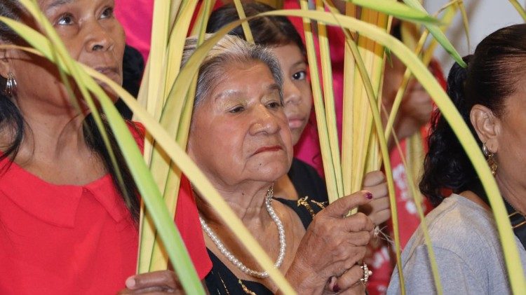 Fieles en la celebración eucarística