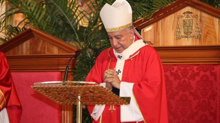 Mons. Ulloa en la Catedral metropolitana en la misa del Domingo de Ramos