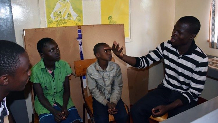 Lehrer Laban Sande, ein Absolvent der Schule, unterrichtet Kinder in der ersten Phase der Rehabilitation