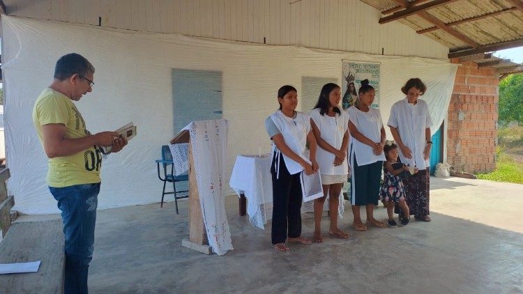 Lors d'une séance de catéchèse. 