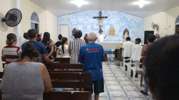 Soeur Anne présidant une célébration. 