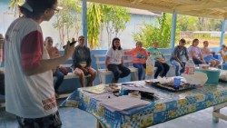 Lors d'une rencontre avec une communauté locale. 