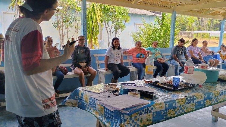 Lors d'une rencontre avec une communauté locale. 