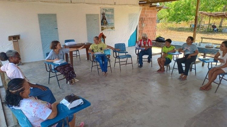 Avec des fidèles locaux. 