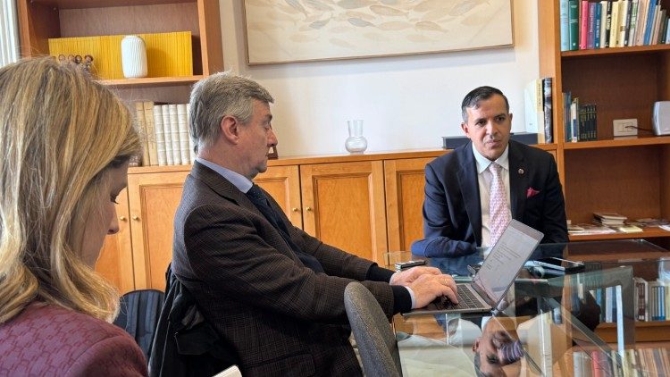 Luis Franceschi ante periodistas en una reunión informal organizada por la ISCOM