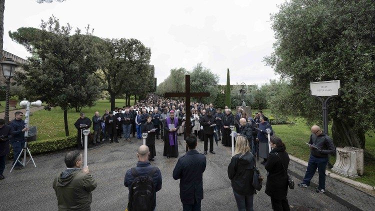 La Via Crucis nei Giardini Vaticani dei dipendenti del Governatorato