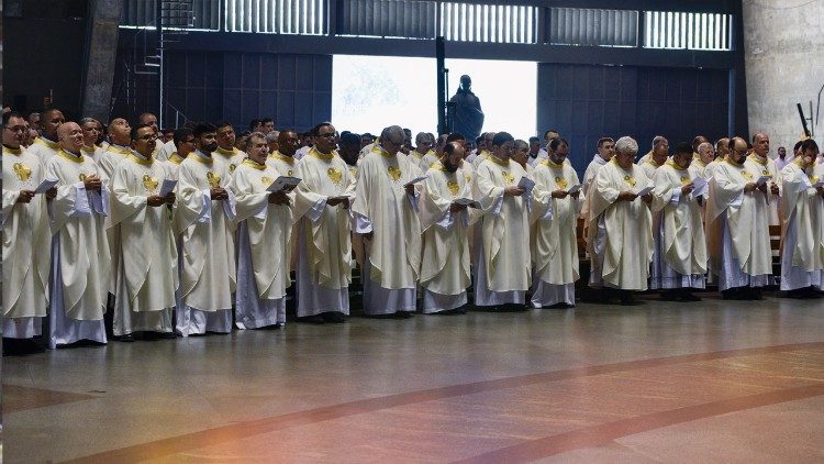 Sacerdotes durante a celebração