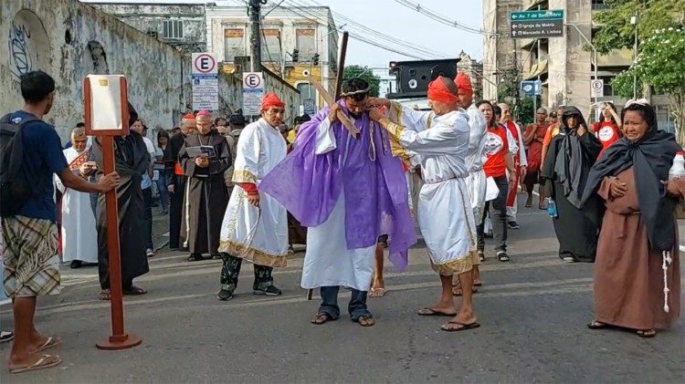 A Igreja de Manaus caminha com os crucificados de hoje.