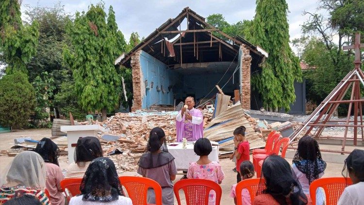 Myanmar, padre Augustine Win Shwe celebra la messa tra le macerie della chiesa dei santi  Gioacchino e Anna