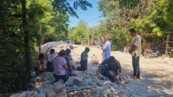 Mandalay, wierni modlą się pośród ruin