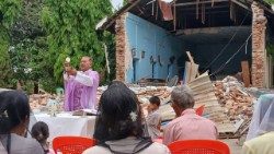 Mandalay, Myanmar: eine Messe inmitten von Trümmern 