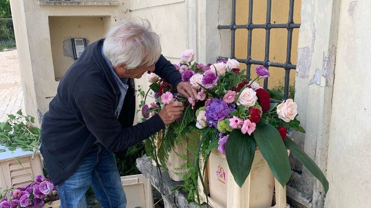 A lo largo de dos días, unas 10.000 flores procedentes de diversas partes de los países son llevadas desde los Países Bajos hasta la Ciudad del Vaticano.