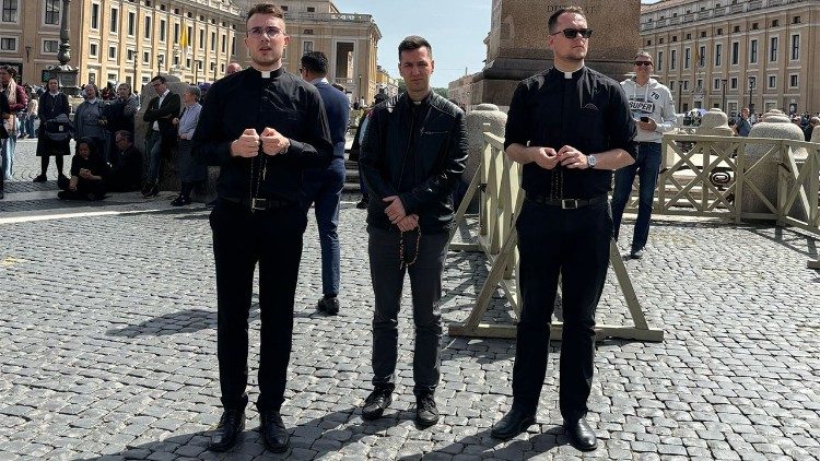 Na Placu było wiele os&oacute;b duchownych