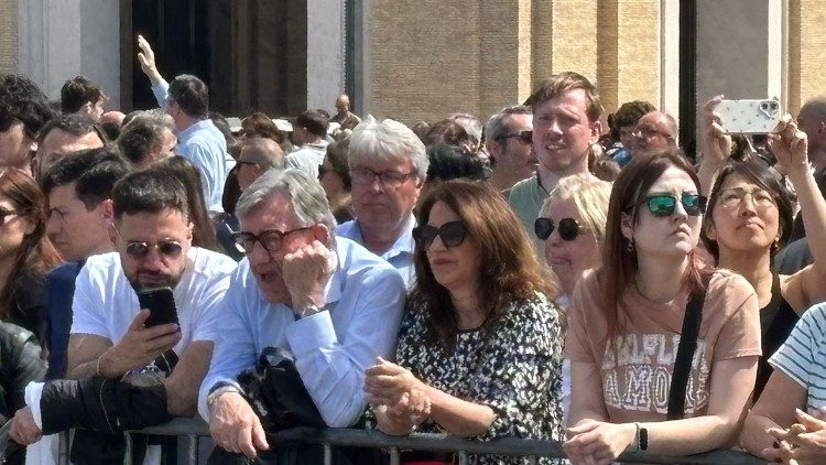 Przed Bazyliką św. Piotra trwał nastr&oacute;j zadumy 