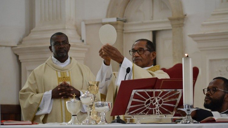 Bispos de Cabo Verde - Cardeal Dom Arlindo Furtado (Bispo de Santiago) celebra missa em homenagem do Papa Francisco.