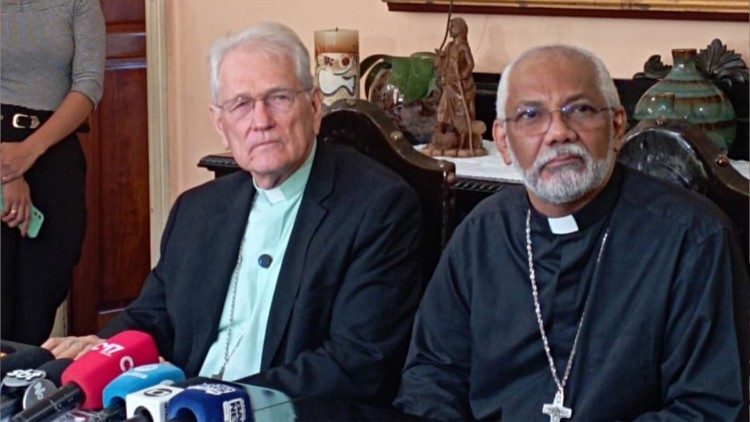 Cardeal Leonardo Ulrich Steiner e bispo auxiliar da arquidiocese de Manaus, dom Zenildo Lima.