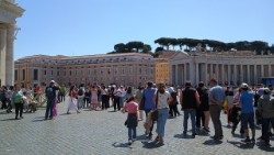 Pilger und Touristen auf dem Petersplatz, Ende April 2025