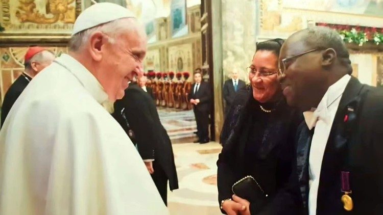 Antero Veiga e a esposa saúdam o Papa Francisco