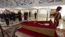 2025.04.22 Pres. Sergio Mattarella omaggia le spoglie di Papa Francesco