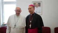 Папа Франциск и апостольский префект Католической Церкви в Азербайджане епископ Владимир Фекете (фото из архива)