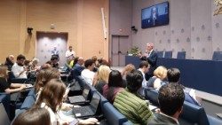 Tikšanās ar žurnālistiem Vatikāna preses zālē