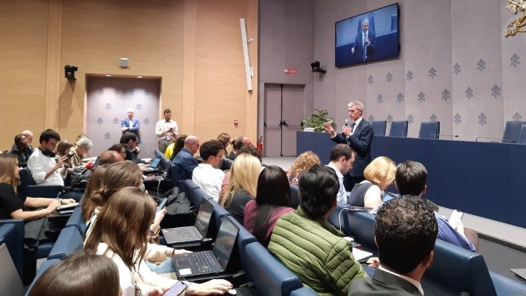 Waandishi wa habari wakipokea taarifa za mkutano wa II wa Makardinali