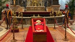 2025.04.23 Fedeli in visita e in preghiera alla salma di Papa Francesco