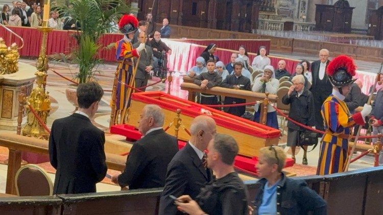 2025.04.23 Omaggio dei fedeli a Papa Francesco