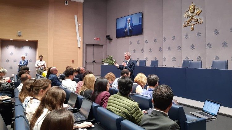 2025.04.23 Mazungumzo ya Dk. Bruni  Msemaji wa Vyombo vya habari na waandishi wa habari kuhusu Mkutano wa II Mkuu wa Makardinali.