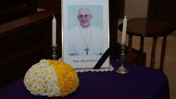 Papa Fransiskin vəfatı ilə əlaqədar Müqəddəs Məryəm kilsəsində açılan başsağlığı kitabı