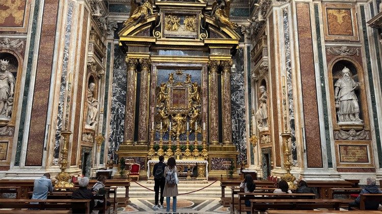 Fedeli pregano nella cappella Paolina