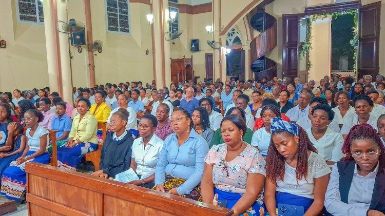 Fiéis católicos, na arquidiocese da Beira, em oração pelo Papa Francisco