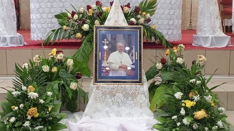 Une photo du Pape François lors de la messe de suffrage célébrée lundi 21 avril à Abidjan.