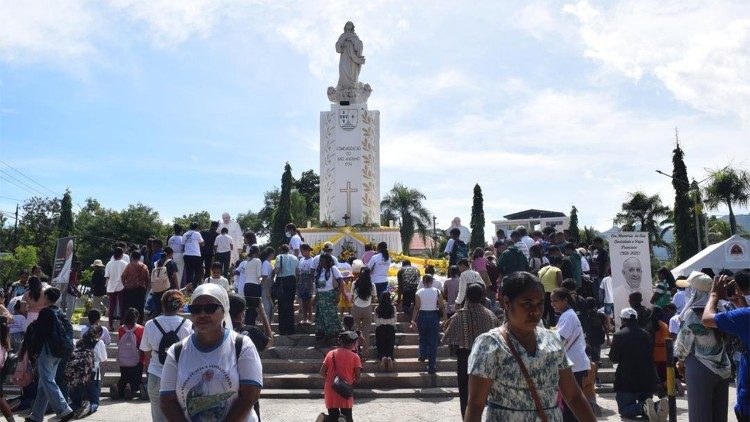 Fiéis no Largo Nossa Senhora da Imaculada Conceição, Lecidere, Díli, em oração pelo Papa Francisco