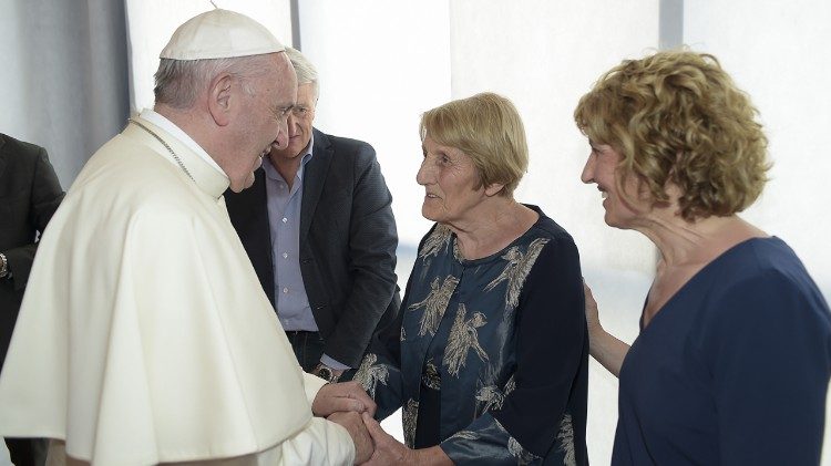El Papa Francisco se reúne con su prima, Angela Sivori, en Génova