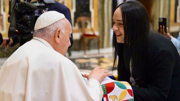 Génesis Martínez en un encuentro con el Papa Francisco.