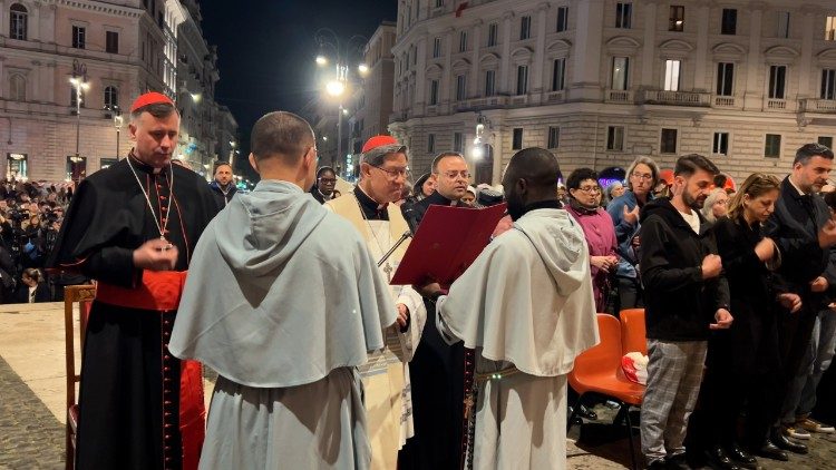 Kardinolai R. Makrickas ir L. A. G. Tagle Rožinio maldoje 2025 m. balandžio 24 d.