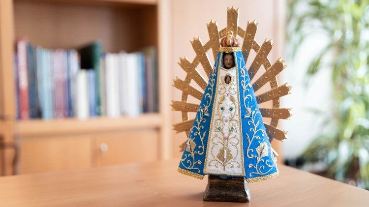 La estatua de Nuestra Señora de Luján regalada por el Papa a la familia de la Universidad Católica del Sagrado Corazón, la G. Toniolo y al Policlínico A. Gemelli