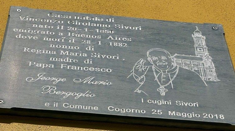La placa de pizarra colocada en Cogorno, en Liguria, para conmemorar los orígenes del Papa Francisco