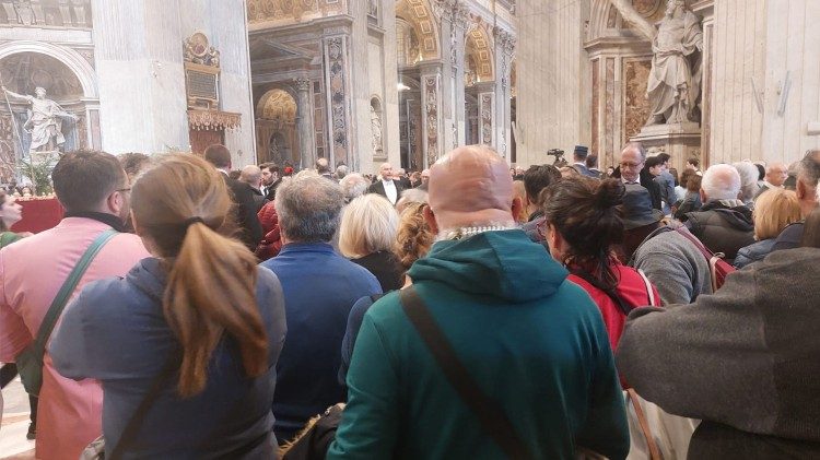 In fila per dare l'ultimo saluto a Francesco