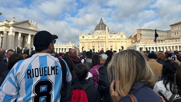 Juan e altri fedeli in fila verso la basilica di San Pietro