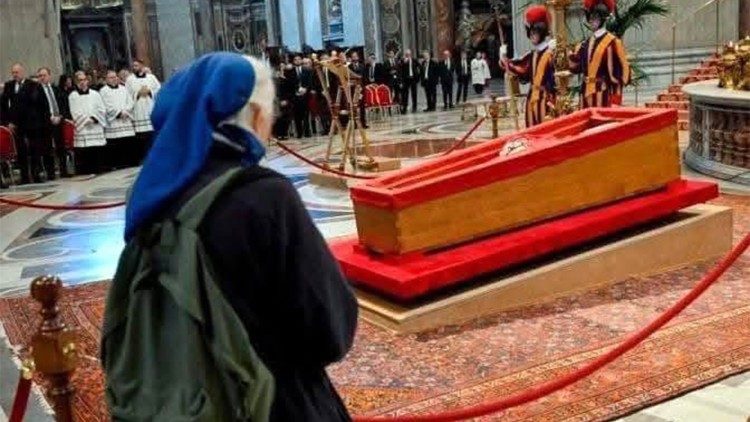 Sor Geneviève reza ante el cuerpo del Papa Francisco