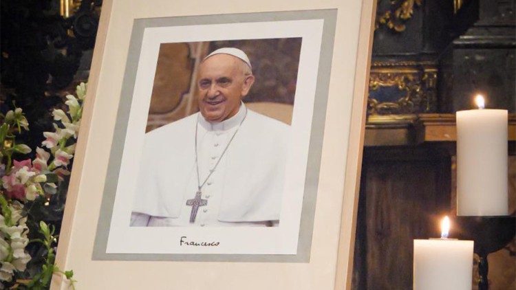 Portrait du Pape François lors de la messe célébrée vendredi 25 avril à Rome, dans l'Église du Saint-Nom de Jésus.