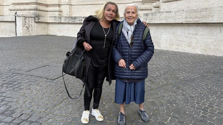 Sor Geneviève y Laura Esquibel