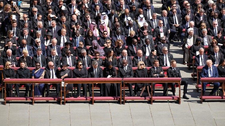 Die Staatsgäste bei der Trauerfeier auf dem Petersplatz