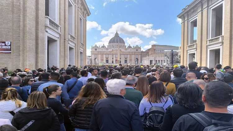 Fieles en la calle de la Conciliación