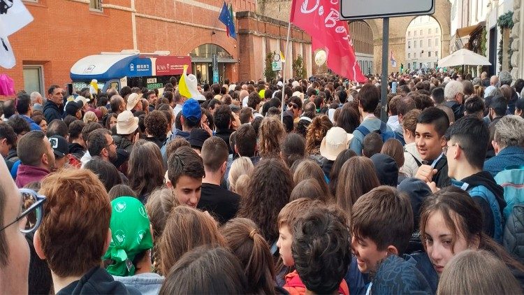 Účastníci jubilejní pouti dospívajících vstupují na náměstí sv. Petra